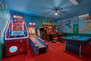 Family Fun Retreat Themed Rooms Free Arcade Pool - 0