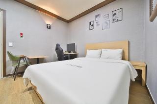 Cheonan Seongjeong J Hotel - Cheonan - 1