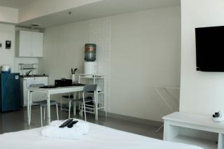 Warm and Cozy Studio at Grand Kamala Lagoon Apartment By Travelio - Bekasi - 7
