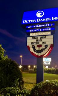 New 2025-Ocean Sands Beach Boutique Inn -Sauna and Saltwater-Mineral Pool until 4AM-Free Beach Bikes and Golf Carts for Famous Beach-50 Item Breakfast Buffet -PM Cookies and Popcorn -Ultra Sparkling Certified-Free Laundry -4 Grand Black Beds in all rooms - Kill Devil Hills - 1