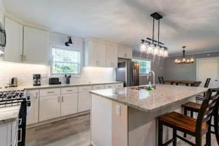 Spacious 4BR by Airport & Shops! - Atlanta - 3