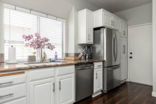 GOODE HOMES Luxury Modern Home with Jacuzzi - 7