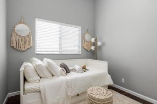 GOODE HOMES Luxury Modern Home with Jacuzzi - 3