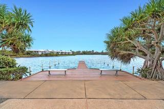 Water View Modern Three-level Townhouse in Carrara - Gold Coast - 9