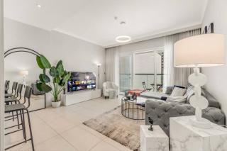 Waves - Spacious Apt with Balcony & Pool - 0