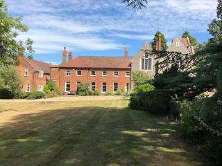Historical Country Retreat with Modern Amenities - Gravesend - 0