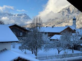 Dachgeschosswohnung mit traumhaftem Zugspitzblick bei Garmisch - 0