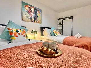 Borage House- Spacious & Stylish 3BR 18 min from Gatwick Airport, CRAWLEY - Ifield - 1