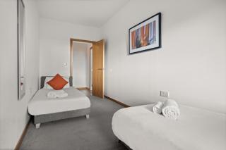 Comfortable 2BR Swindon Long Stay - 6