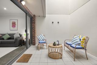 Bustling Fitzroy Eateries and Bars Nearby - 8