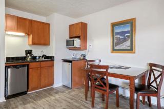 105 Pointes North Inn - 5