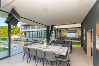 Spectacular Villa Excelsior Perfect for Families, Business, or Celebrations - Šumet - 4