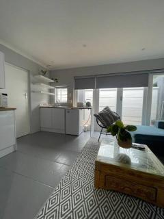 Whale Watches Seaside Retreat - Hermanus - 1