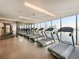 Cozy Waterfront Stay with Balcony, Kitchen & Smart TV - Dubai - 5