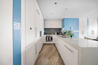 Cozy Waterfront Stay with Balcony, Kitchen & Smart TV - Dubai - 2