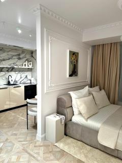 Studio Selling Sunset - 9