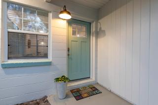 Serene stay close to Beach & Mayo King Bed & Fenced yard - 3