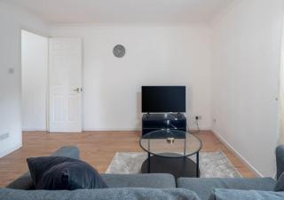 Maunsell Spacious 1 Bedroom Apartment with Parking in Crawely by Sublime Stays - Crawley - 4