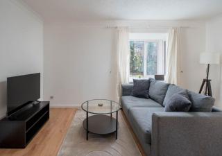 Maunsell Spacious 1 Bedroom Apartment with Parking in Crawely by Sublime Stays - Crawley - 9