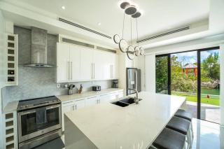 Canal View Villa, BBQ, Pool & Mini-Golf Adventure - 8