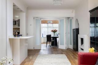 Tudor house · Kingston luxury 5 bed villa - - 5