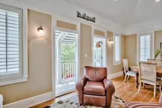 Lola's Carriage House - 6