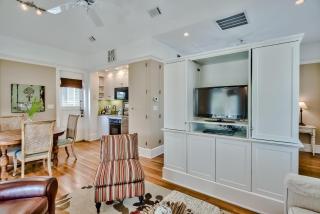 Lola's Carriage House - 3