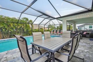 Cape House with Pool, Fire pit and Private Backyard! 4 King Beds! - Cape Coral - 2