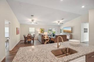 Cape House with Pool, Fire pit and Private Backyard! 4 King Beds! - Cape Coral - 1