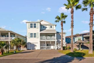 Pristine 5 Br Home Walk to Beach Pool Beach Toys - 4