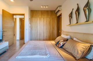 Luxury Penthouse with Jacuzzi, 2 min to Beach - 2