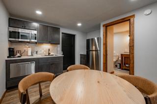 Cove Creek Lodge 101 Poolside Executive King Suite - 4