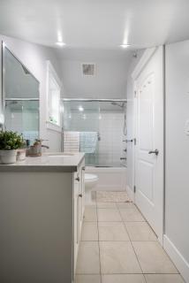 Cozy and Modern 2br guesthouse - Vancouver - 4