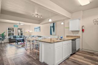 Walk to Beach Shared Pool & Grill Dog Friendly - Padre Island - 3