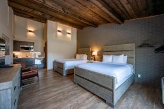 Cove Creek Lodge 202 Poolside Double Queen Room - 0