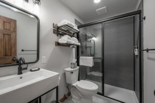 Cove Creek Lodge 202 Poolside Double Queen Room - 5