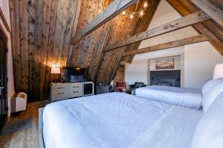 Cove Creek Lodge 204 Poolside Double Queen Fireplace Room - 9