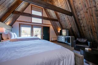 Cove Creek Lodge 204 Poolside Double Queen Fireplace Room - 7