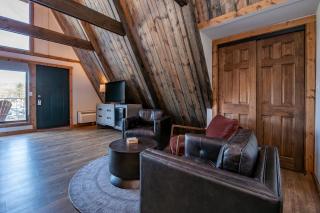 Cove Creek Lodge 204 Poolside Double Queen Fireplace Room - 5