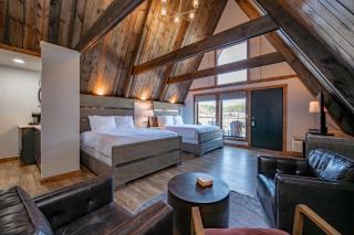 Cove Creek Lodge 204 Poolside Double Queen Fireplace Room - 6