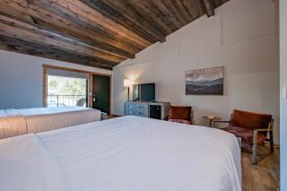 Cove Creek Lodge 205 Poolside Double Queen Room - 6