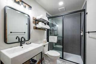 Cove Creek Lodge 212 Dog Friendly Standard Double Queen Room - 6