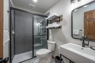 Cove Creek Lodge 216 Lakeside Double Queen Room - 8