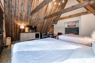 Cove Creek Lodge 217 Lakeside Double Queen Fireplace Room - 9