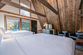 Cove Creek Lodge 217 Lakeside Double Queen Fireplace Room - 7