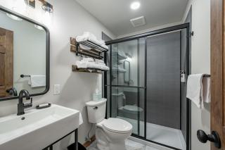 Cove Creek Lodge 218 Lakeside Double Queen Room - 5