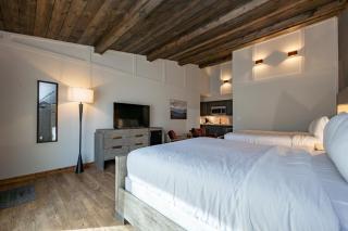 Cove Creek Lodge 218 Lakeside Double Queen Room - 0