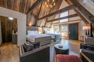 Cove Creek Lodge 220 Lakeside Double Queen Fireplace Room - 9