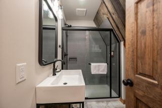 Cove Creek Lodge 220 Lakeside Double Queen Fireplace Room - 7