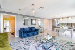 Luxury Large 1BR at The Carlyle SoBe Sleeps 4 - 9